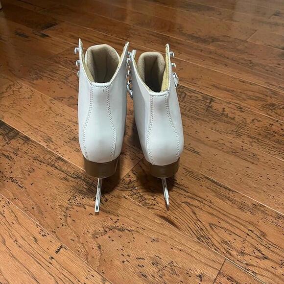 DBX Ice Skates, Size 6 - Picture 3 of 6